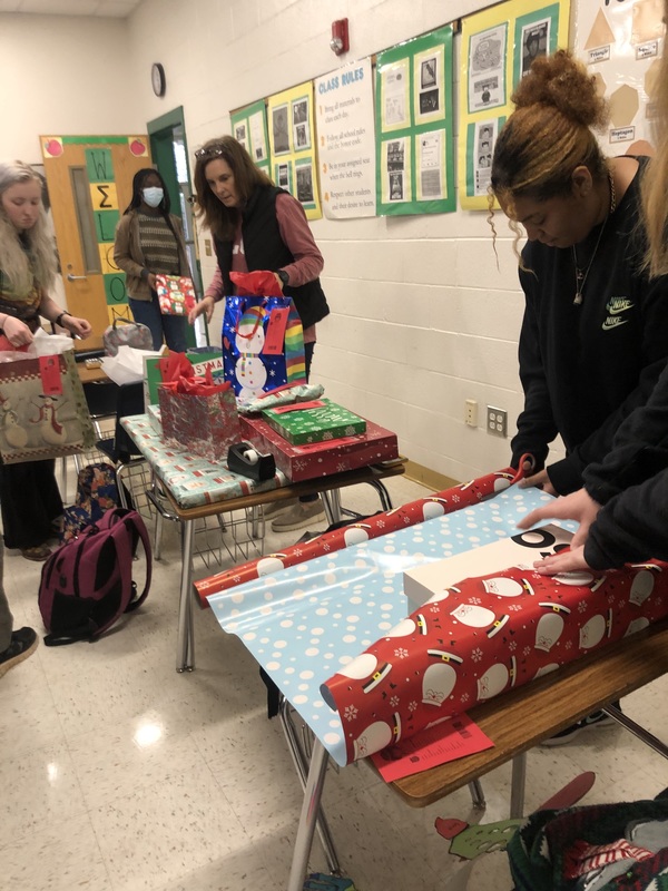 EAHS Key Club Sponsors Angel Tree | Eastern Alamance High School